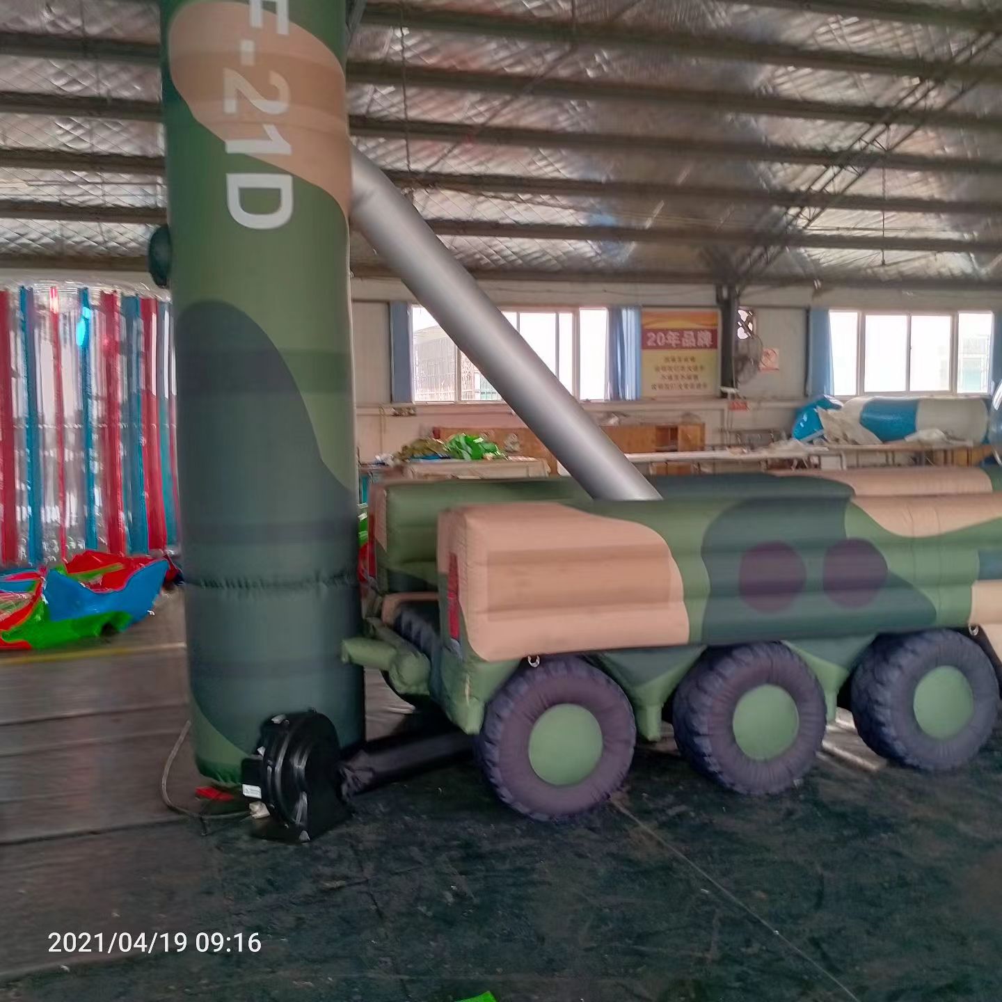 秀洲军事演习中的充气目标车辆：模拟发射车雷达车坦克飞机
